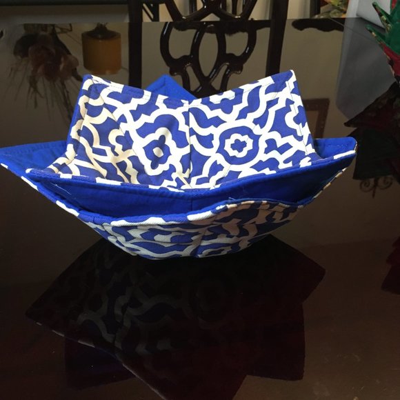 Elegant Blue and White Kitchen Linens Set with Absorbent Cotton - Picture 9 of 11